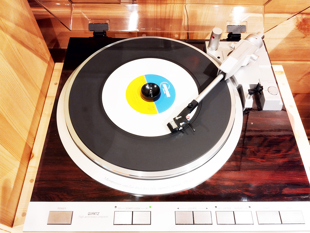レコードプレーヤーのアップ画像