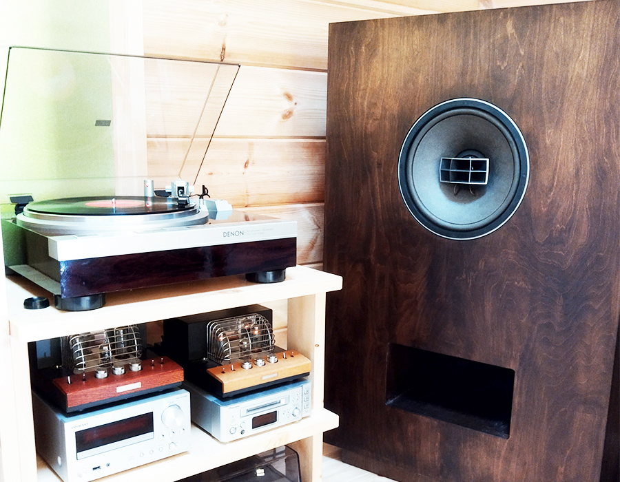 スピーカーのエンクロージャーは特注品です