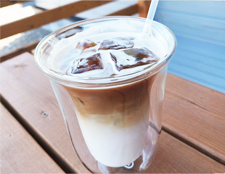 冷たいアイスカフェラテ